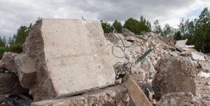 Betonijätettä jätekasassa jäteasemalla